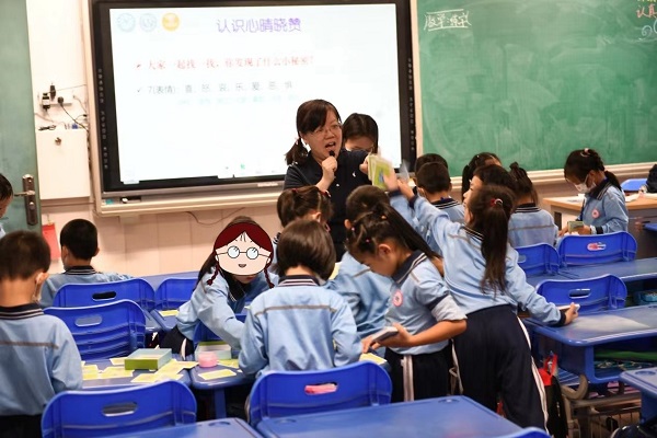 1637740245286054.jpg 厦门大学江宜珍教授给同学们上“心”际穿越心理健康促进课程.jpg