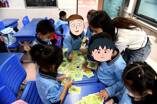 1637740265108265.jpg 学生体验厦门大学幸福研究室研发的“心晴晓赞”桌游.jpg